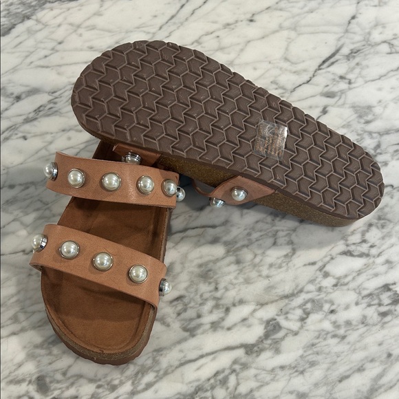 Steve Madden Brown Leather Sandals with Silver Pearl Accents - Picture 3 of 3